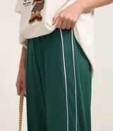 Pantalón largo de vestir color verde esmeralda, de corte recto y cintura elástica.