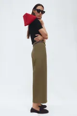 Pantalón culotte color verde oliva, de tiro medio y pierna ancha. Incluye cinturón ajustable con hebilla metálica y cierre lateral con cremallera oculta.