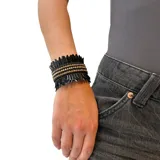 Pulsera tipo brazalete color borgoña con lentejuelas delgadas y strass dorados.