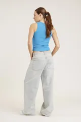 Musculosa rosa de algodón con cuello redondo y sisas anchas.