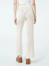 Pantalón negro de tejido de hilo calado con cintura elástica.