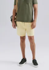 Bermuda de hombre color amarillo pálido, con textura visible, tiro medio y cierre frontal con botón y cremallera.