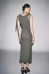 Vestido midi gris de algodón con escote recto, tirantes finos ajustables con lazos y cinturón lazado en la cintura.