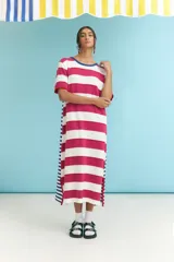 Vestido largo de algodón con rayas horizontales rosas y blancas, cuello redondo con ribete azul y aberturas laterales.