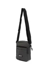 Morral bandolera negro de poliéster con correa ajustable y múltiples bolsillos con cierre.