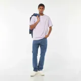 Remera lila de algodón, corte estándar y cuello redondo.