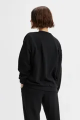 Buzo negro de cuello redondo marca Levi's, con logo pequeño bordado en el pecho.