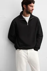 Sudadera regular fit color bordó, con cuello alto y cierre frontal de cremallera. Manga larga y acabados en rib.