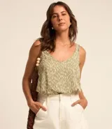 Blusa sin mangas en viscosa color verde con estampado de peces, escote V y tirantes anchos.