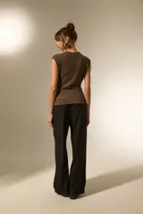 Pantalón negro de lyocell, tiro medio, con pinzas frontales y corte ancho y recto.