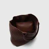 Bolso tote color marrón con diseño trenzado y doble asa de hombro. Incluye un estuche interior desmontable con cierre.
