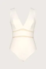 Traje de baño entero color blanco, con escote en V y paneles de red en la cintura.