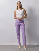 Pantalón verde esmeralda de gabardina elastizada, con pretina ancha y faja interna modeladora. Tiene costuras verticales pespunteadas en el frente y bolsillos ojal simulados en la parte trasera.