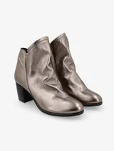 Botín de cuero negro con diseño moderno y silueta estilizada. Su taco ancho brinda estabilidad y comodidad, mientras que el corte limpio realza la elegancia del modelo.