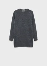 Vestido corto gris de tejido de lana con cuello redondo y manga larga.