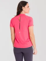 Remera deportiva manga corta color fucsia con cuello alto y logo estampado en el pecho.