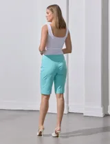 Bermuda color turquesa en gabardina elastizada, marca Zac & Rachel, con pretina ancha elastizada.