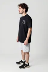Remera negra de manga corta con estampado de dados y texto en el pecho.