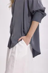 Camisa gris de corte holgado, con cuello clásico y mangas 3/4.