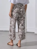 Pantalón crop de lino color beige, marca Dash, con pretina trasera elastizada y bolsillos delanteros.