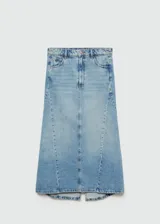 Falda midi de jean celeste, de corte recto, con cinco bolsillos, trabillas para cinturón y abertura trasera.