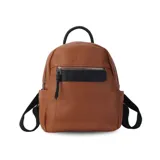Mochila negra de símil cuero con bolsillo frontal con cierre. En su interior tiene dos bolsillos con cierre y uno abierto con división. Tiene asa de mano y correas regulables.