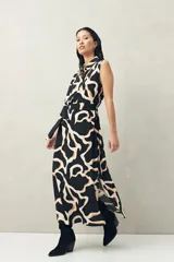 Vestido midi sin mangas confeccionado en viscosa fluida, con cuello camisero, estampado abstracto en negro y beige, y lazo para ajustar en la cintura.