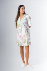 Camisa corta de algodón estampado con cuello clásico, abotonada adelante con vivo y mangas cortas.