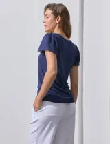 Remera azul de mangas cortas con detalle de frunces en los hombros.
