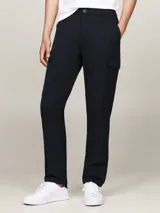 Pantalón cargo azul marino de corte amplio con pierna cónica. Confeccionado en tejido elástico con propiedades antiarrugas y antiolores que absorbe la humedad.