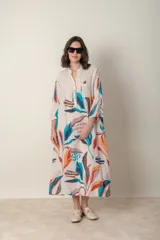 Vestido largo italiano de lino estampado con diseño abstracto en tonos naranja, azul, marrón y verde. Modelo suelto y holgado, talle único.