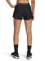 Short deportivo Under Armour negro con cintura elástica con logo de la marca en rosa y detalles laterales en rosa.