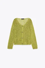 Chaqueta de punto color verde lima, con cuello redondo, manga larga y cierre frontal con botones joya.