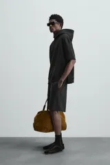 Sudadera negra de algodón con capucha ajustable y mangas cortas.