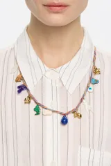 Collar de cordón multicolor con dijes colgantes de resina, latón y esmalte con motivos de animales, símbolos y objetos.