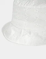 Piluso blanco con bordado de lazos.