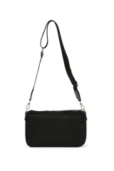 Bandolera rectangular color bordó, con correa larga regulable de cinta negra. Tiene dos compartimentos principales con cierre y un bolsillo frontal con cierre.