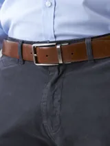 Pantalón de vestir azul marino, de corte slim fit, con bolsillos laterales y traseros.