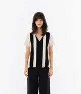 Remera color beige de lino con escote en V y mangas cortas.