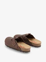 Zueco de piel serraje color marrón con plantilla anatómica y hebilla ajustable.