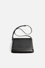 Bandolera negra con solapa, compartimento principal con cierre mediante solapa con imán, tres compartimentos interiores (uno con cremallera) y asa de hombro ajustable.