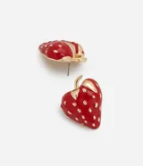 Aros de botón con forma de frutilla esmaltada en rojo con detalles en dorado.