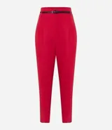 Pantalón de vestir color blanco, de corte carrot, con bolsillos laterales, pliegues frontales y cinturón fino de cuero sintético negro.