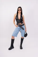 Bermuda de jean celeste, tiro alto, corte ancho y largo a la rodilla.