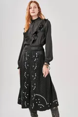Falda midi negra con bordados y apliques de lentejuelas blancas.
