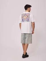 Remera blanca de algodón con estampa en la espalda con el logo de Rusty y la leyenda 'Since chasing surf records 1985'.