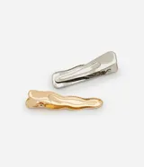 Set de dos pinzas para el pelo, una plateada con textura brillante y otra dorada con textura ondulada.