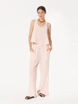 Pantalón de satén doble color rosa pálido, de pata ancha y cintura elastizada.