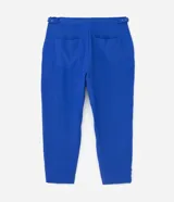 Pantalón de vestir azul eléctrico, de corte recto, con bolsillos laterales y traseros. Se ajusta a la cintura con hebillas laterales.