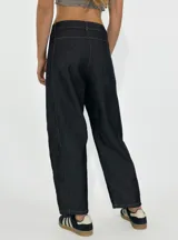 Pantalón de denim azul oscuro, corte recto, con bolsillos laterales y traseros.